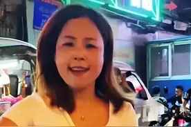 伤风败俗！海南女子用遛狗绳牵着男子当街爬行，边抽打边直播图片