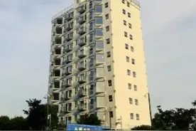 2021年，84岁老人攀爬8楼与小女友约会，坚持要结婚，结局如何？图片