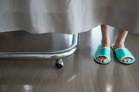 妇检之痛：脱裤子张开双腿只是开始，喊疼遭羞辱，检查时被围观图片