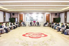 中国建设银行业务总监张为忠一行在汾酒调研图片