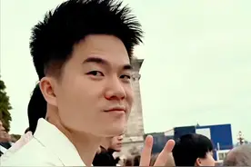 董宇辉现身巴黎奥运会开幕式，塞纳河边，尽显松弛感，再现剪刀手图片