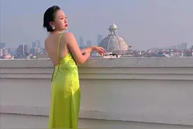 胖比瘦好看说的就是辣目洋子吧！穿绿裙显出圆润胳膊，但美得自信图片