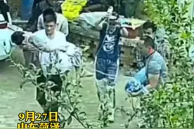 女儿病重从医院回家，年迈的妈妈立马赶来，一次次亲吻着女儿的脸 不舍放手…图片