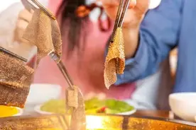 加工时用火碱和双氧水泡过的毛肚，还敢涮吗？图片