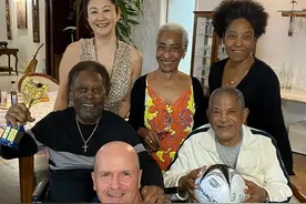 球王贝利晒全家福！81岁坐轮椅老态尽显，49岁日本妻子韵味十足图片