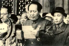 开国大典上，赛福鼎站在毛主席身后，与林伯渠、董必武并肩，为何图片