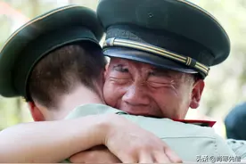 刘龙：迎娶战友遗孀，结婚10年不要孩子，把养子当亲生儿子对待图片