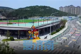 田径场+篮排球场+停车场！济南这栋建筑建设完成图片