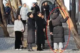 周涛霸气十足现身邯郸，却被“鸡窝头”抢尽风头！评论区笑到打嗝图片