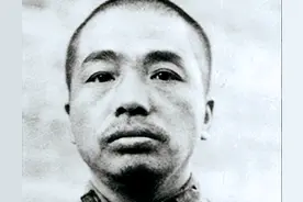 1965年彭德怀被派到成都，理发师告诉他：邓华将军就住在您家附近图片