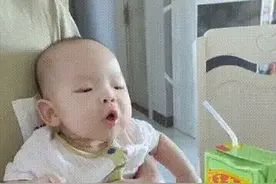 搞笑视频：妹子哭泣，狗狗温情陪伴，笑出腹肌！图片