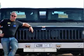 迪拜土豪改装牧马人，上路走双车道，交警看到也不敢拦图片