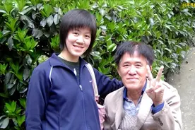 她是感动中国的“孝女”，带着瘫痪爸爸上学只为一句：我是他女儿图片