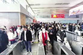 节后烟台火车站迎来客流高峰，学生流占七成，务工流占两成图片