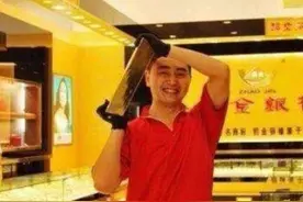 50斤的金条拿出来就带走?男子挑战成功,商家反悔:体验下就行了图片
