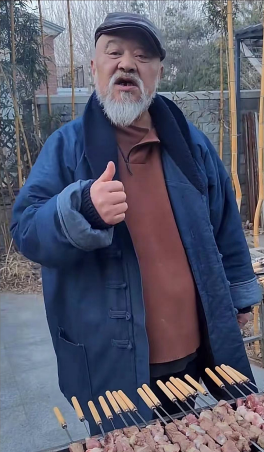 老戏骨李琦在北京卖烤串,50元一串忙前忙后,胡子拉碴很是神气