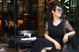 为什么你穿“一身黑”显老气？中年女性该如何穿才优雅气质？图片