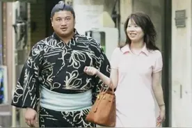 被家暴的日本相扑手：80斤小娇妻嫌贫爱富，虐待女儿，出轨分家产图片