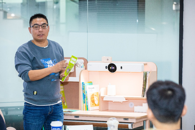 作业帮进入书桌领域 首创AI学习桌 四个月跻身天猫书桌前四