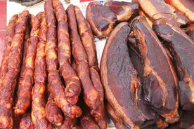 冰箱中放了1年的腊肉和腊肠，还可以吃吗？幸好知道得早，都看看图片