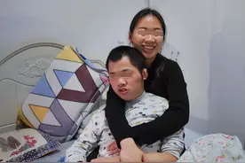 25岁女孩王倩，每晚搂着21岁弟弟睡觉：不敢结婚，一人撑起整个家图片