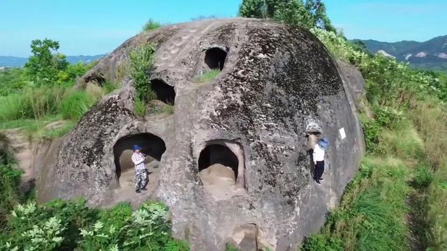 重庆永川闹市边发现一处奇观，山坡全被掏空，到处是窟窿