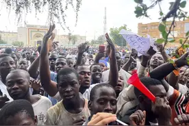 尼日尔政变，法国已获授权实施打击，而民众却高呼普京万岁图片