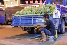 交警罚完瓜农帮卖了2000多斤瓜：该处罚处罚该帮忙帮忙图片