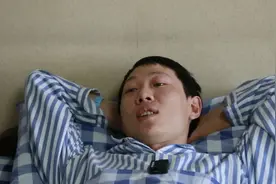 救人外卖小哥彭清林刚刚出院了！网友的话也是他的心声：人群中来，归于人群中去图片