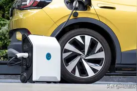 解决充电的大难题！小型便携式的电动汽车充电宝终于被研发出来了图片