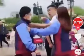 后续来了！一男子抽烟逼哭游乐园女员工，现场曝光：躺平耍赖的样子，真丑！图片