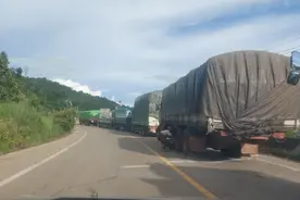 缅甸边境这条重要贸易线路上，上千辆货车堵在路上图片