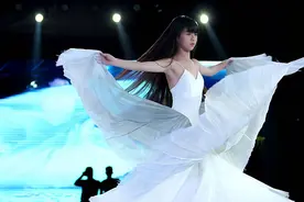 有种“整容”叫长大，9年前春晚一转成名的小彩旗，如今像换个人图片