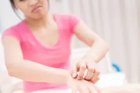 一脱裤子，皮屑满天飞？提醒：这多半与3种疾病有关，需及时检查图片