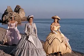 看了茜茜公主的礼服穿搭，才知道她为什么被称为“欧洲最美公主”图片