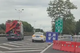 三亚疫情管控，一家四口被困高速三天三夜，幸得执勤人员一份盒饭图片