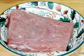 炒猪肉时，直接下锅就错了，大厨教你一招，上桌鲜嫩爽滑无腥味图片