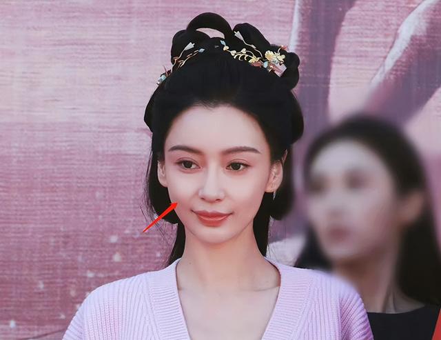 杨颖《相思令》开机生状态差,苹果肌下垂显年纪,微笑唇又抢镜