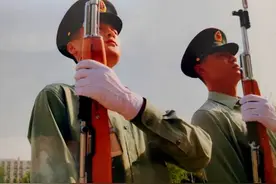 冬奥会开幕式上，落泪的护旗手是咱济南小伙图片