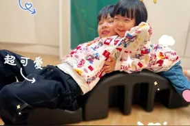 刘璇新年首晒儿女，赳赳紧搂妹妹感情深厚，哥哥像妈妈妹妹像爸爸图片