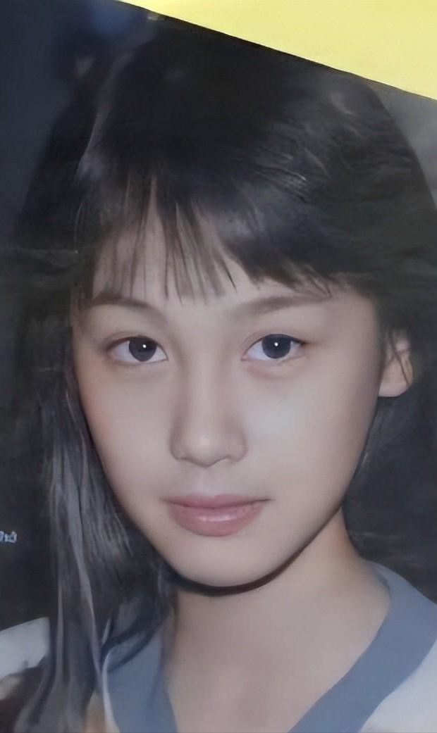 美女港星朱茵：住深山，一辆破车开26年，为何还要执意嫁给黄贯中