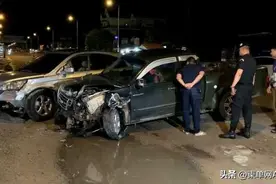 柬埔寨皮卡车连环撞，交警意外查获200公斤毒品图片