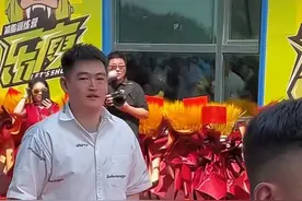 赵本山儿子新店开业，红毯上表演劈叉惹争议，被吐槽酷似朱小伟图片