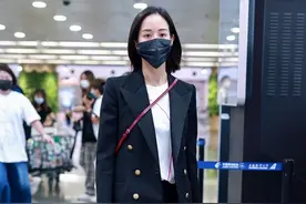 张钧甯改以往淑女形象，西服配短裤青春时尚又干练图片