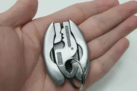新式五金工具小巧精致，功能强大，和钥匙扣一样大图片