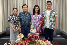 54岁英拉亮相庆祝泼水节！穿泰式印花衫太有少女感，站C位很风光图片