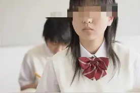 毁三观！温州一对中学生情侣白天在小区门口，行不雅之事毫不避讳图片