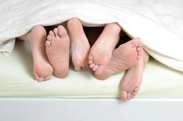 46岁富婆约两名健身教练陪睡，当晚激情过后死亡，警方：兴奋过度