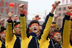 高考誓师大会，学霸因“面部狰狞”遭持续网曝，教育局给出回应图片