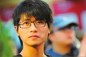 韩寒：少年成名遭歧视，“韩白之争”大获全胜，与郭敬明有何恩怨图片